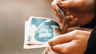 Vești bune pentru românii care își îngrijesc părinții sau bunicii. Un nou ajutor financiar a fost aprobat