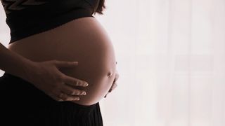 A născut fără să-și dea seama! Bebelușul a fost găsit câteva minute mai târziu, sub pături. Cum a fost posibil: „Nu mi-a trecut niciodată prin cap...”