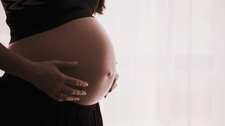 A născut fără să-și dea seama! Bebelușul a fost găsit câteva minute mai târziu, sub pături. Cum a fost posibil: „Nu mi-a trecut niciodată prin cap...”