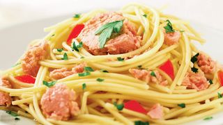 Salată de paste cu ton à la Cher. Un preparat bogat în proteine, se face ușor și este perfect pentru vară