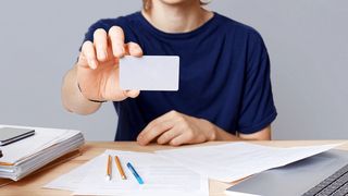 Românii care și-au făcut buletin electronic au ajuns să regrete alegerea. „Își bat joc de om, efectiv”