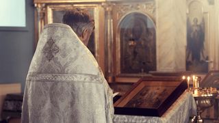 Telenovela preotului răspopit continuă. După scandalul cu enoriașa căsătorită pe care a lăsat-o însărcinată, ar fi golit visteria bisericii