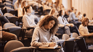 Cea mai râvnită facultate din România. Concurență uriașă: 10 candidați se luptă pentru un singur loc