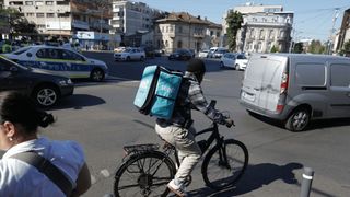 De ce vezi curieri nepalezi cu geci și mănuși la temperaturi de 40°C. Explicația este surprinzătoare