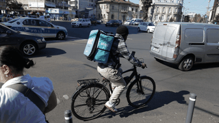 De ce vezi curieri nepalezi cu geci și mănuși la temperaturi de 40°C. Explicația este surprinzătoare