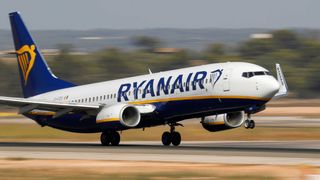 Ryanair, reacție oficială după incidentul în care un pasager era să fie aspirat prin geamul avionului
