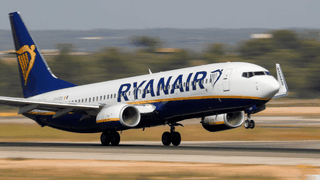 Ryanair, reacție oficială după incidentul în care un pasager era să fie aspirat prin geamul avionului