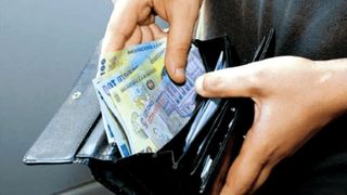 Câți bani de buzunar le mai dau românii copiilor adolescenți. „De fiecare dată apar discutii că nu ii ajung și că toți ceilalți au mai mult"