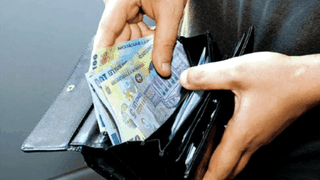 Câți bani de buzunar le mai dau românii copiilor adolescenți. „De fiecare dată apar discutii că nu ii ajung și că toți ceilalți au mai mult"