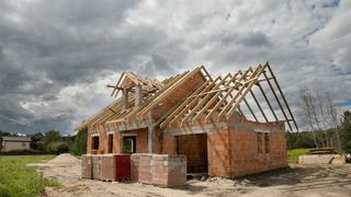 „Cineva și-a construit o casă pe terenul meu”. Coșmarul unui român care a cumpărat o proprietate în urmă cu 12 ani