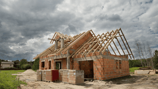 „Cineva și-a construit o casă pe terenul meu”. Coșmarul unui român care a cumpărat o proprietate în urmă cu 12 ani
