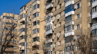 Viața la bloc s-a schimbat complet. De ce nu ne mai salutăm cu vecinii? „La mine fug dacă văd pe careva că așteaptă liftul”