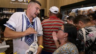 După deschiderea cu scandal, acum cam bate vântul în magazinul lui Donca. „Scump, dom’le, scump!”