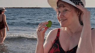 La 68 de ani, Natalia Guberna arată impecabil în costum de baie! Cu ce cremă ieftină, celebră în comunism, scapă de riduri: „Costă vreo 20-30 de lei”