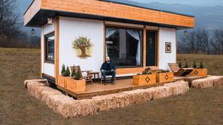 A renunțat la munca de birou și și-a construit o căsuță din panouri de paie: „Rămâneam fără bani și eram nevoit să mă împrumut”