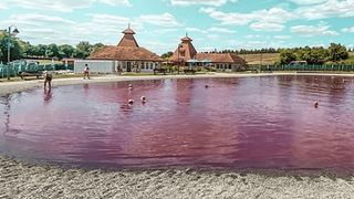 Lacul roz cu ape vindecătoare de lângă România se află într-un sat cu o istorie de 600 de ani