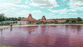 Lacul roz cu ape vindecătoare de lângă România se află într-un sat cu o istorie de 600 de ani