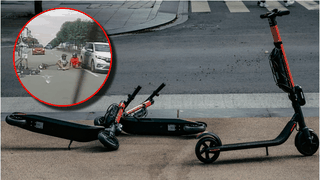 Val de reacții după imaginile șocante din Craiova, în care doi tineri cad de pe trotinetele electrice. „Ce reflex sa aibă omul ăla! Jos pălăria”