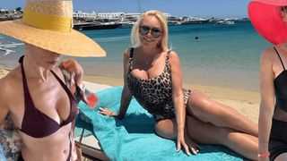 Sexy la plajă și la 50 de ani! Care vedetă a nimerit costumul de baie: „Monica Davidescu e șic!”