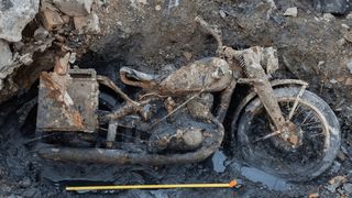 Descoperire incredibilă făcută în inima Budapestei. O motocicletă și doi soldați germani au fost găsiți în Dunăre
