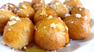 Rețeta grecească de gogoși care a cucerit internetul. Cum faci acest desert pufos și delicios în doar 20 de minute