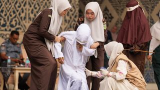 Au fost biciuiți în public pentru adulter! Scene șocante în Indonezia