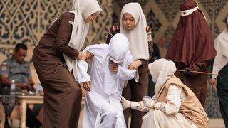 Au fost biciuiți în public pentru adulter! Scene șocante în Indonezia