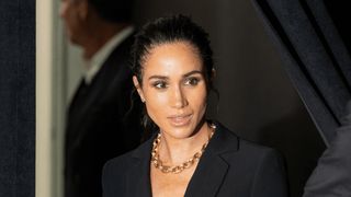 Cum te îmbraci ca Meghan Markle cu piese de la 16 dolari. Ținuta elegantă de toamnă pe care o poți recrea fără să cheltuiești o avere