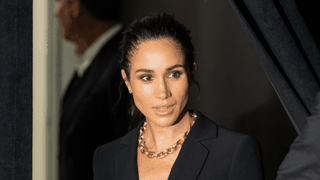 Cum te îmbraci ca Meghan Markle cu piese de la 16 dolari. Ținuta elegantă de toamnă pe care o poți recrea fără să cheltuiești o avere