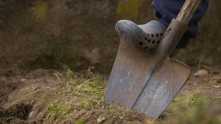 Concurs de săpat morminte într-un cimitir din Ungaria. Cu câți bani au plecat acasă câștigătorii