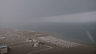 Ce se întâmplă pe litoral! Turiștii au abandonat plaja