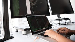 Noi concedieri la un gigant software prezent și în România. Aproape 5.000 de angajați își pierd locurile de muncă