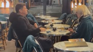 Imagini virale din Paris. Un cuplu stă la un pahar lângă Arcul de Triumf, în timp ce orașul este cuprins de violențe