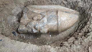O piatră misterioasă, descoperită în fața unei case, a scos la iveală o comoară egipteană veche de 3.300 de ani