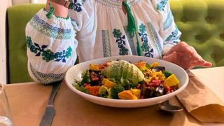 &bdquo;Ați belit-o gravisim dacă luați anticoncepționale&rdquo;. Cum a ajuns &icirc;n Rom&acirc;nia &bdquo;naturopata&rdquo; interzisă pe viață &icirc;n Australia și ce lecții le-a dat rom&acirc;nilor despre sănătate