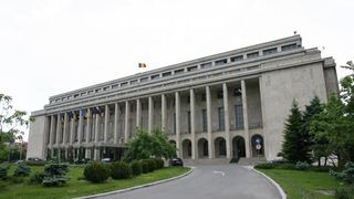 Scandaloasa achiziție de mașini de la Cancelaria premierului, anulată pentru că s-au comis erori și omisiuni &icirc;n documentele de licitație