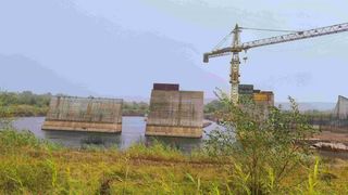 Un miliard de euro, rătăcit de Rom&acirc;nia pe apa s&acirc;mbetei: Constructorii cer Guvernului deblocarea urgentă a 12 investiții hidroenergetice