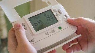 C&acirc;nd trebuie pornită centrala termică toamna și iarna. Temperatura ideală &icirc;n fiecare cameră pentru confort și facturi mai mici