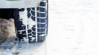 Cauciucurile de iarnă nu devin obligatorii la 1 noiembrie. Ce spune legea și ce marcaje trebuie să aibă anvelopele
