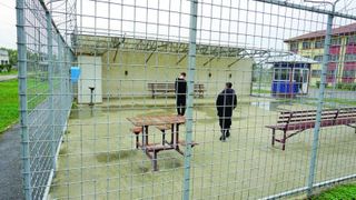 "Aveam 16 ani c&acirc;nd l-am ucis pe tata. Am băgat cuțitul &icirc;n el, eram drogat". Reportaj &icirc;n pușcăria copiiilor de la Brăila-Tichilești