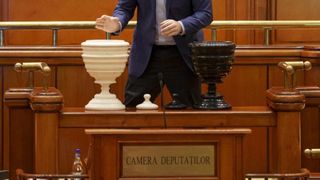 Cum ar putea Guvernul Luca Niculescu să aibă majoritate &icirc;n Parlament, fără aportul PNL, USR și AUR