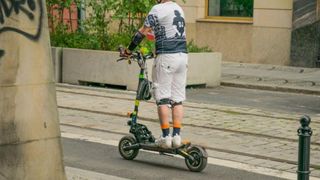 Trotinetele electrice, mai periculoase dec&acirc;t motocicletele? Studiu: risc de trei ori mai mare de traumatisme cranio-cerebrale