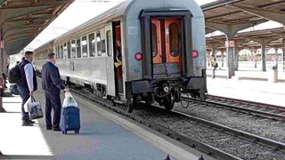 Sindicatele feroviarilor anunţă că s-ar putea opri toate trenurile. Guvernul nu mai are bani
