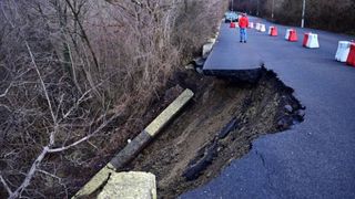 Expert: drumul de la C&acirc;mpina s-a surpat din cauza apei infiltrate&nbsp;