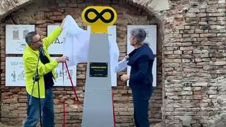 Rom&acirc;nia are de astăzi un Monument al Prostiei, la Brăila
