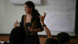 Guvernul nu mai dă banii c&acirc;știgați de profesori &icirc;n instanță. Executivul e consecvent: taie salarii ilegal, blochează despăgubirile tot ilegal