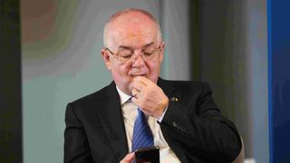 Ce e mic, stă &icirc;ntr-un picior și costă 700 euro? Coșul de gunoi de la Cluj. Primăria lui Boc nu cunoaște criza
