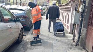 Cum se umflă costurile salubrizării &icirc;n București: se dă cu mătura pe milioane de metri pătrați de trotuare inexistente