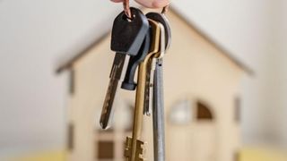 Impozitul pe locuințe ar putea crește de 27 de ori. Consultant financiar&nbsp;avertizează: &bdquo;Oamenii vor fi nevoiți să-și v&acirc;ndă casele&rdquo;