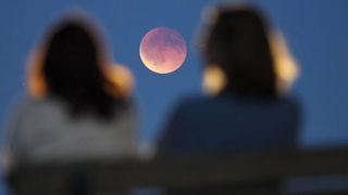 Eclipsa solară din februarie 2026 rescrie destinul: patru luni de naștere, profund afectate